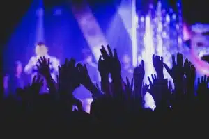 Les mains levées dans l'air à un concert.