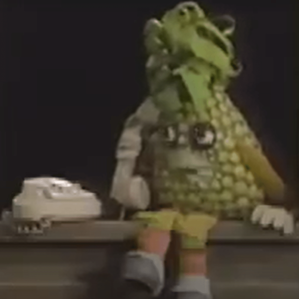 L'Ananas parle à la téléphone.