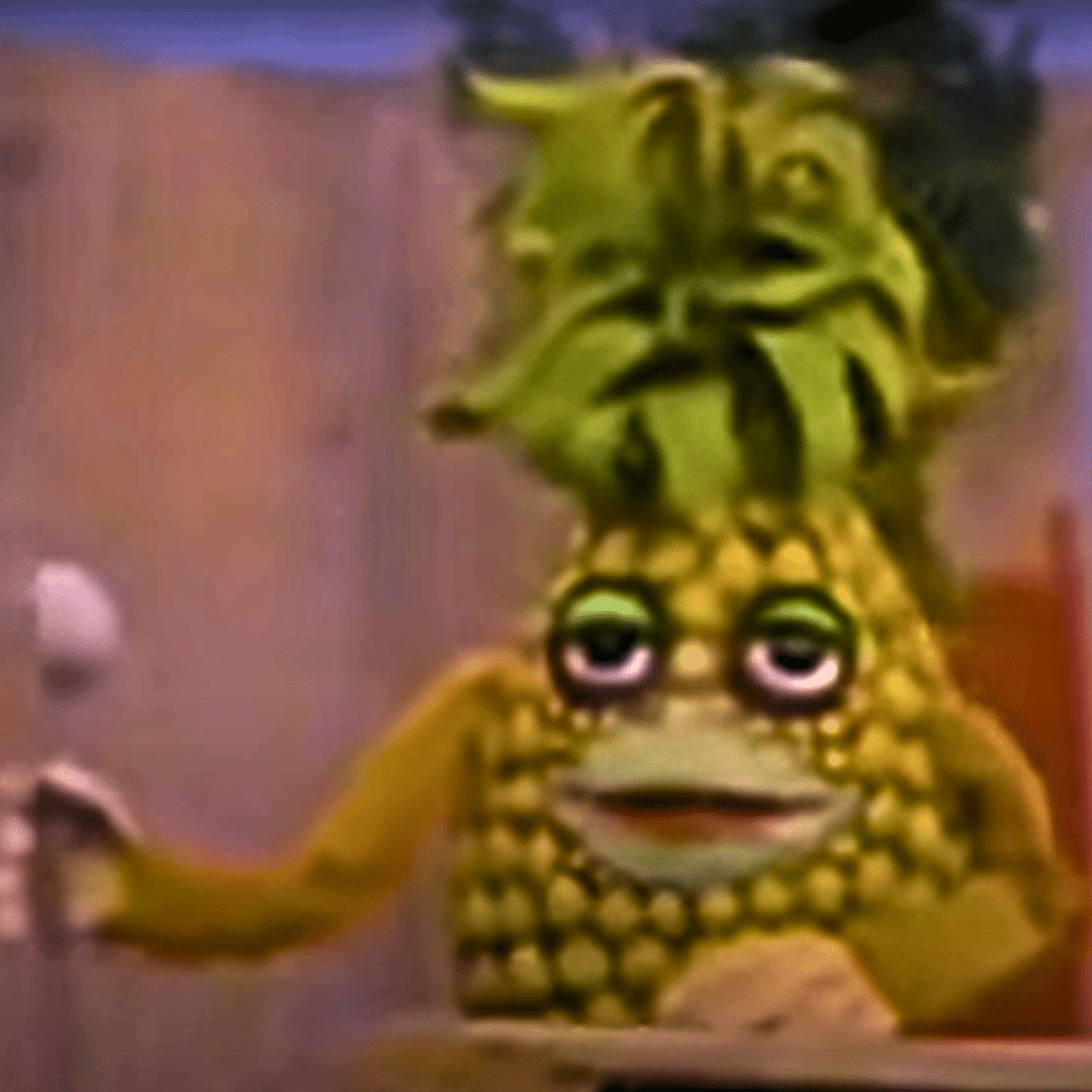 L'Ananas tient un microphone dans la main.