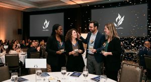 Le parcours vers l’obtention de l’une des plus prestigieuses distinctions journalistiques de la francophonie canadienne suit un calendrier minutieusement orchestré