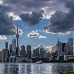 Alerte double dans le Grand Toronto : Quand la canicule s’allie à la fumée des feux de forêt