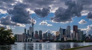 Alerte double dans le Grand Toronto : Quand la canicule s’allie à la fumée des feux de forêt