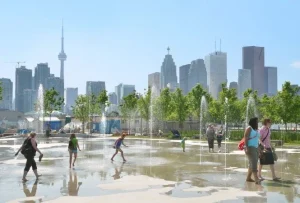 Guide de survie à la chaleur à Toronto : plages, piscines, jeux d'eau et refuges climatisés pour traverser l'été