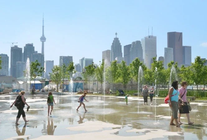 Guide de survie à la chaleur à Toronto : plages, piscines, jeux d'eau et refuges climatisés pour traverser l'été