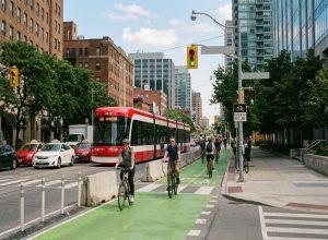 Au cœur du litige se trouvait la question de savoir si le retrait d'infrastructures cyclables sécurisées portait atteinte aux droits constitutionnels des cyclistes, notamment en matière de sécurité physique au sens de la Charte canadienne des droits et libertés.