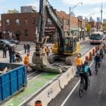 la province a amorcé les travaux pour retirer des pistes cyclables protégées sur plusieurs grandes artères