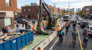 la province a amorcé les travaux pour retirer des pistes cyclables protégées sur plusieurs grandes artères