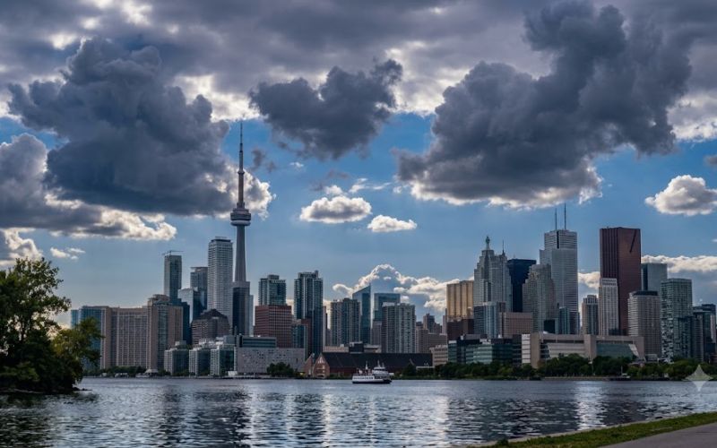 Alerte double dans le Grand Toronto : Quand la canicule s’allie à la fumée des feux de forêt