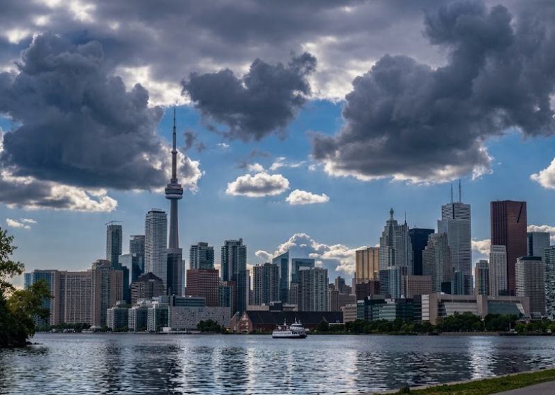 Alerte double dans le Grand Toronto : Quand la canicule s’allie à la fumée des feux de forêt