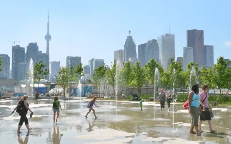 Guide de survie à la chaleur à Toronto : plages, piscines, jeux d'eau et refuges climatisés pour traverser l'été
