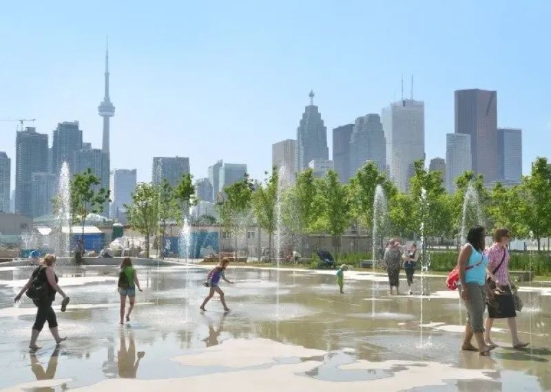 Guide de survie à la chaleur à Toronto : plages, piscines, jeux d'eau et refuges climatisés pour traverser l'été