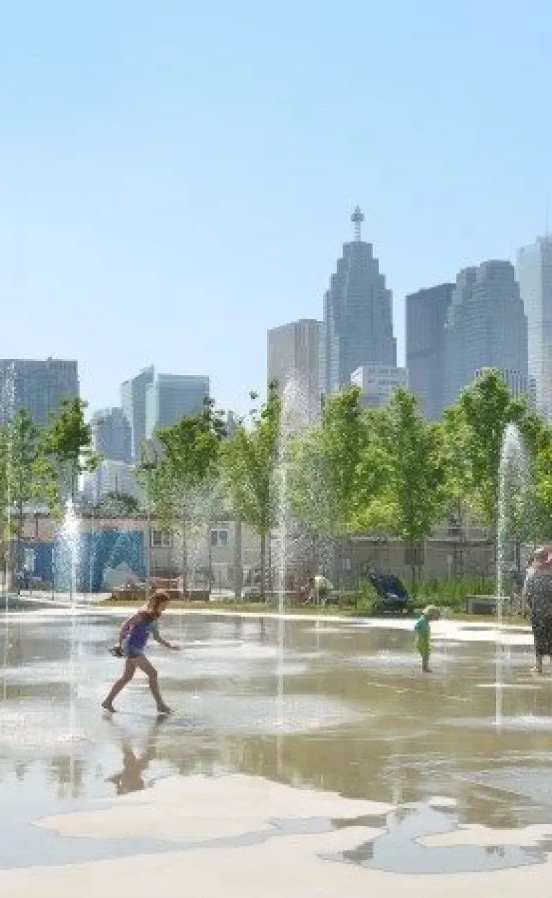 Guide de survie à la chaleur à Toronto : plages, piscines, jeux d'eau et refuges climatisés pour traverser l'été